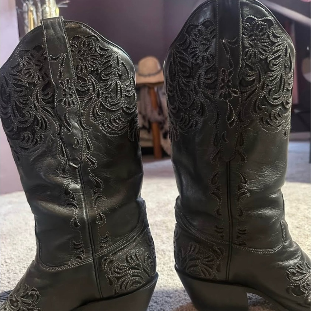 Corral Women's Black Embroidered Heeled Boots - Picture 8 of 9